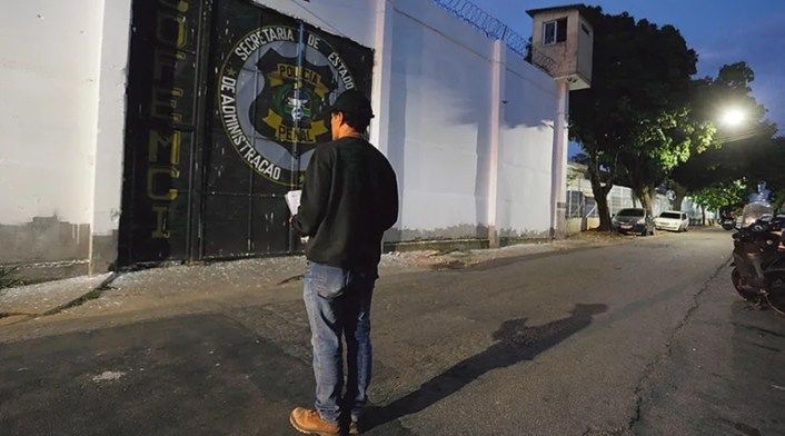Professora é presa por crime que não cometeu quando tinha apenas 10 anos