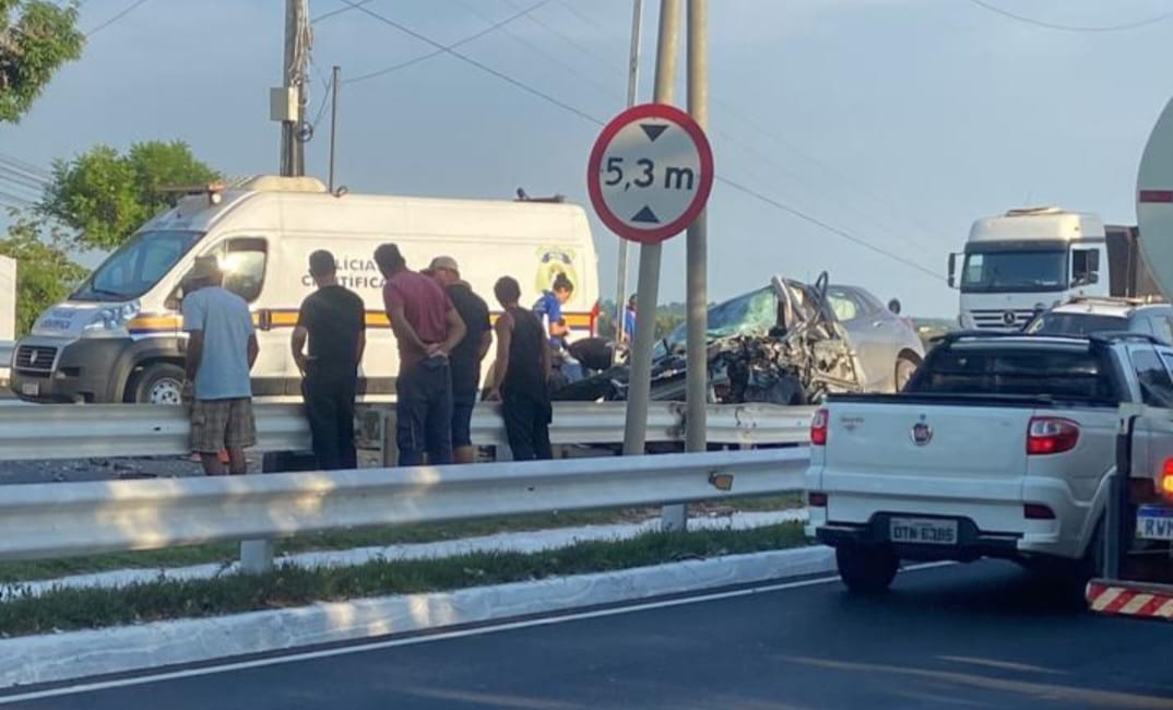 Motorista dirige na contramão, bate o carro e morre na BR-230 em Marabá