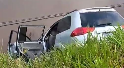 Acidente na BR-230 deixa carro à beira de lagoa