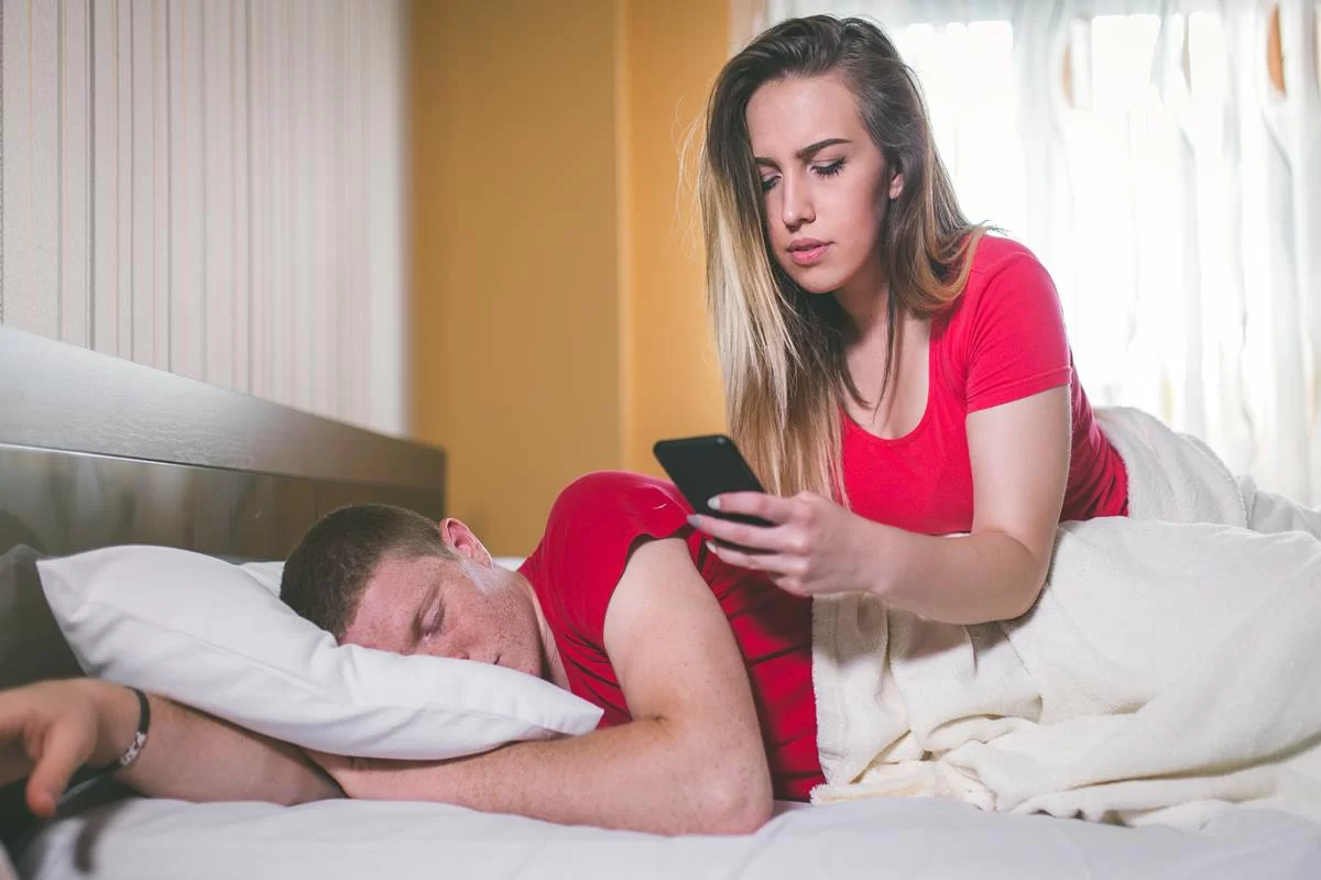 Mulher descobre que ela e o namorado tinham um caso com o mesmo homem
