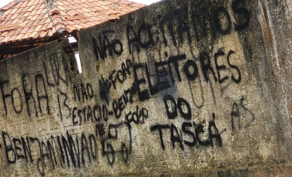 Vândalos picham muro com mensagens contra prefeito de Itupiranga
