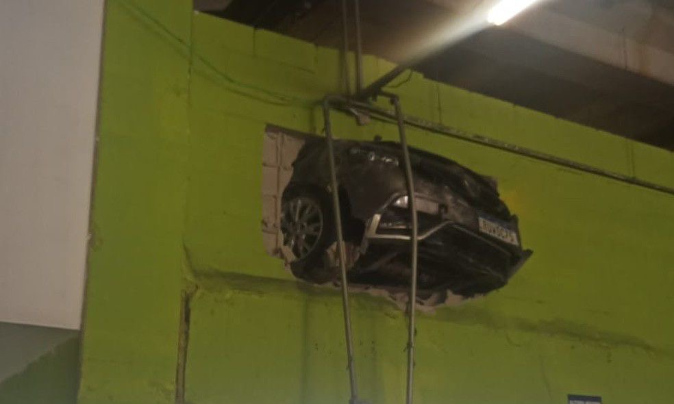 Carro atravessa parede de shopping no Pará