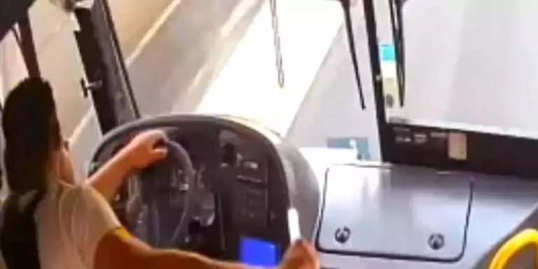 Homem sequestra ônibus para falar com prefeito