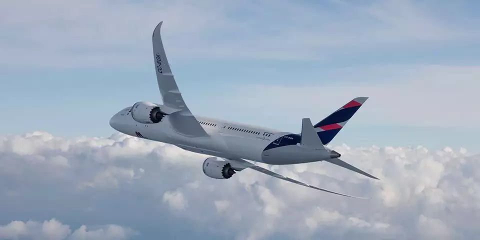 Avião da Latam faz pouso de emergência após piloto desmaiar