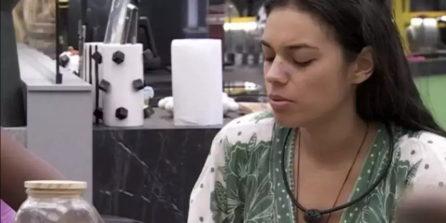 BBB 24: Cocô é achado no chão do banheiro, paraense Alane limpa e fica indignada