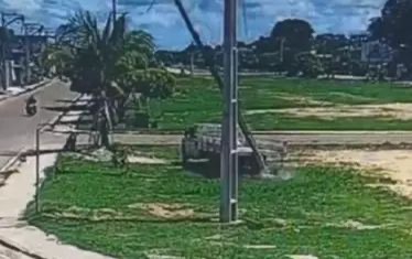 Vídeo: caminhonete dá ré e derruba poste de energia no Pará