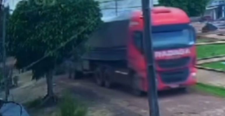 Vídeo: carreta bitrem derruba poste e arrasta fiação no Pará