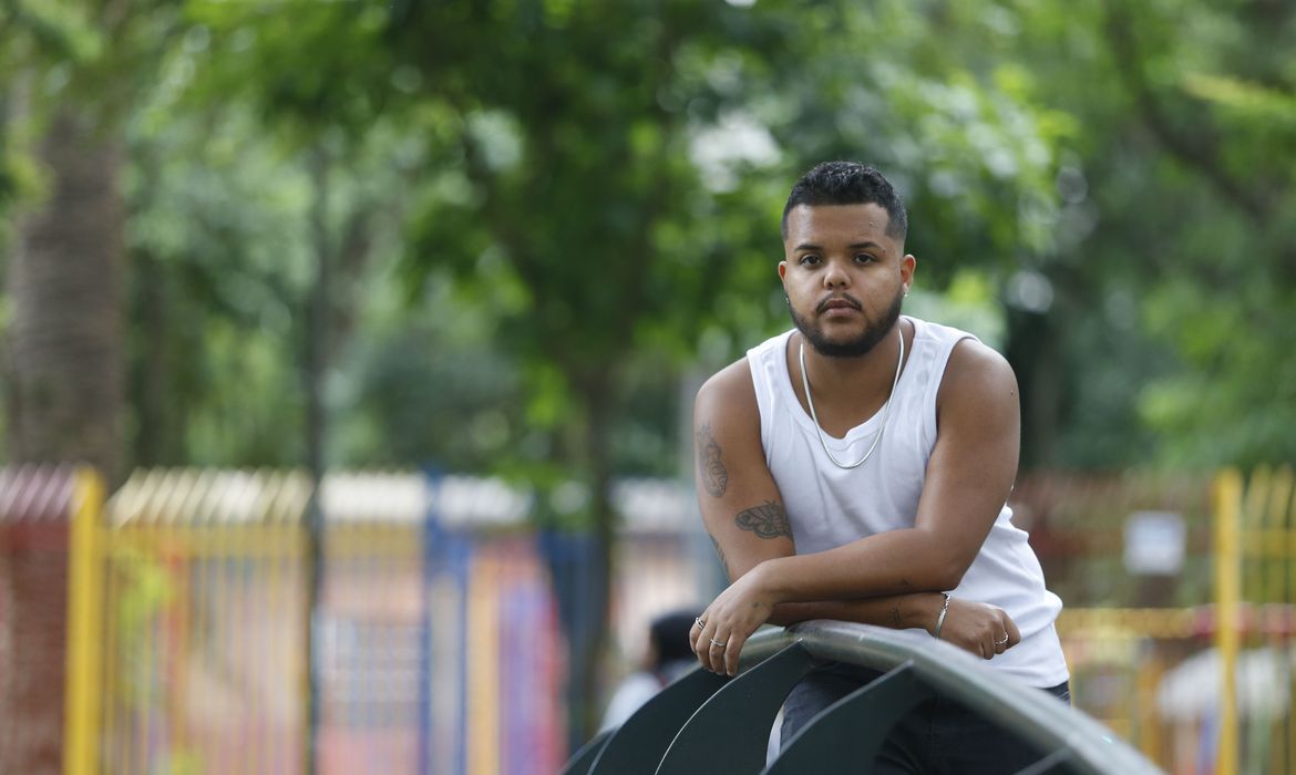 Preto Téo extravasa identidade trans por meio da poesia