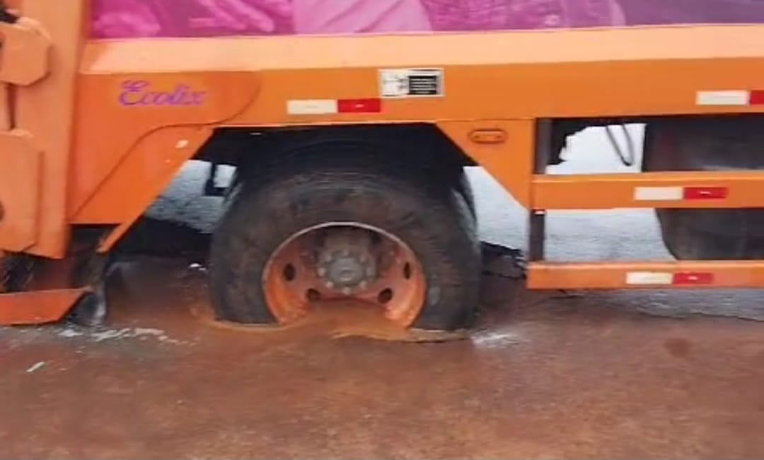 Caminhão atola em “asfalto mequetrefe” na zona rural de Canaã dos Carajás