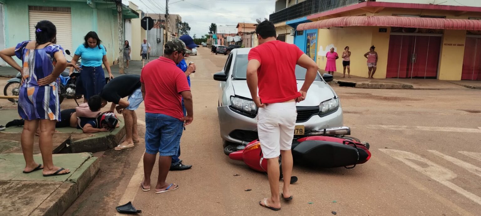 Mulher fica ferida em acidente entre moto e carro no Belo Horizonte