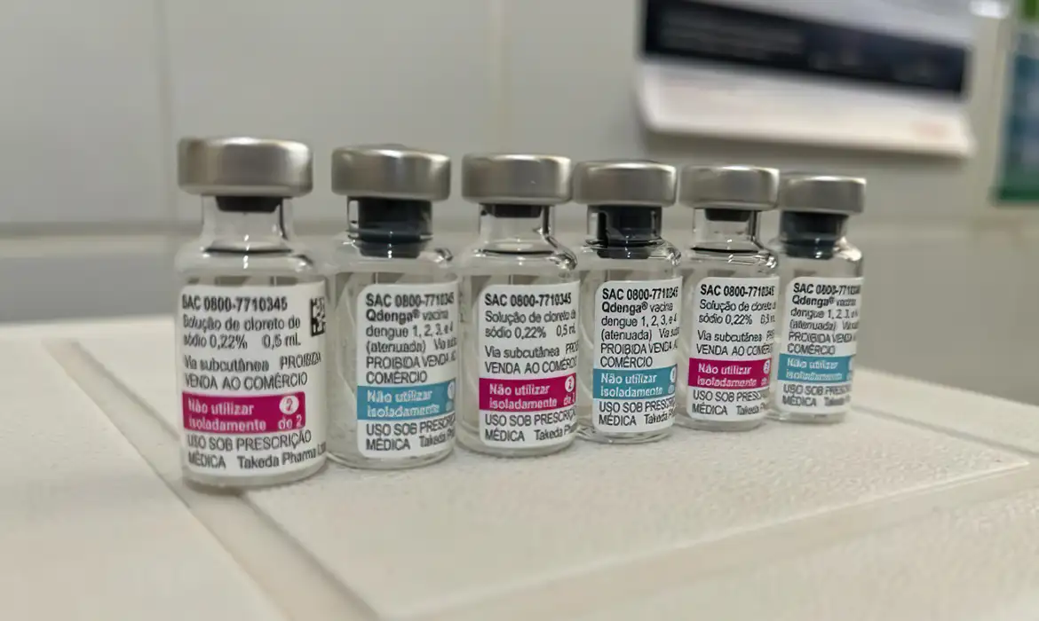 Brasil começa a receber primeiras doses de vacina contra dengue