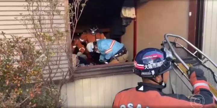 Idosa de 90 anos resgatada após cinco dias sob escombros no Japão