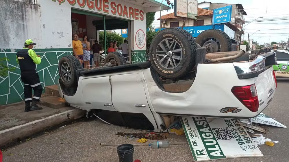 Batida entre duas caminhonetes resulta em capotamento no Pará