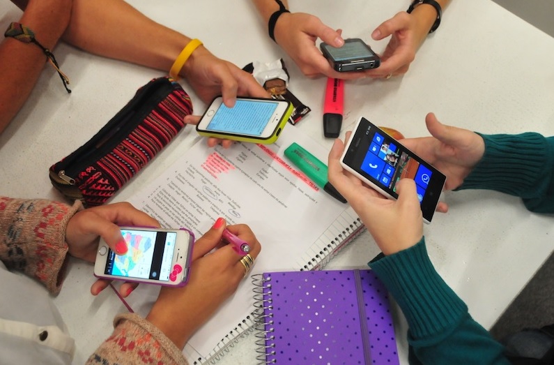 Prefeitura do Rio de Janeiro quer proibir uso de celulares em escolas municipais