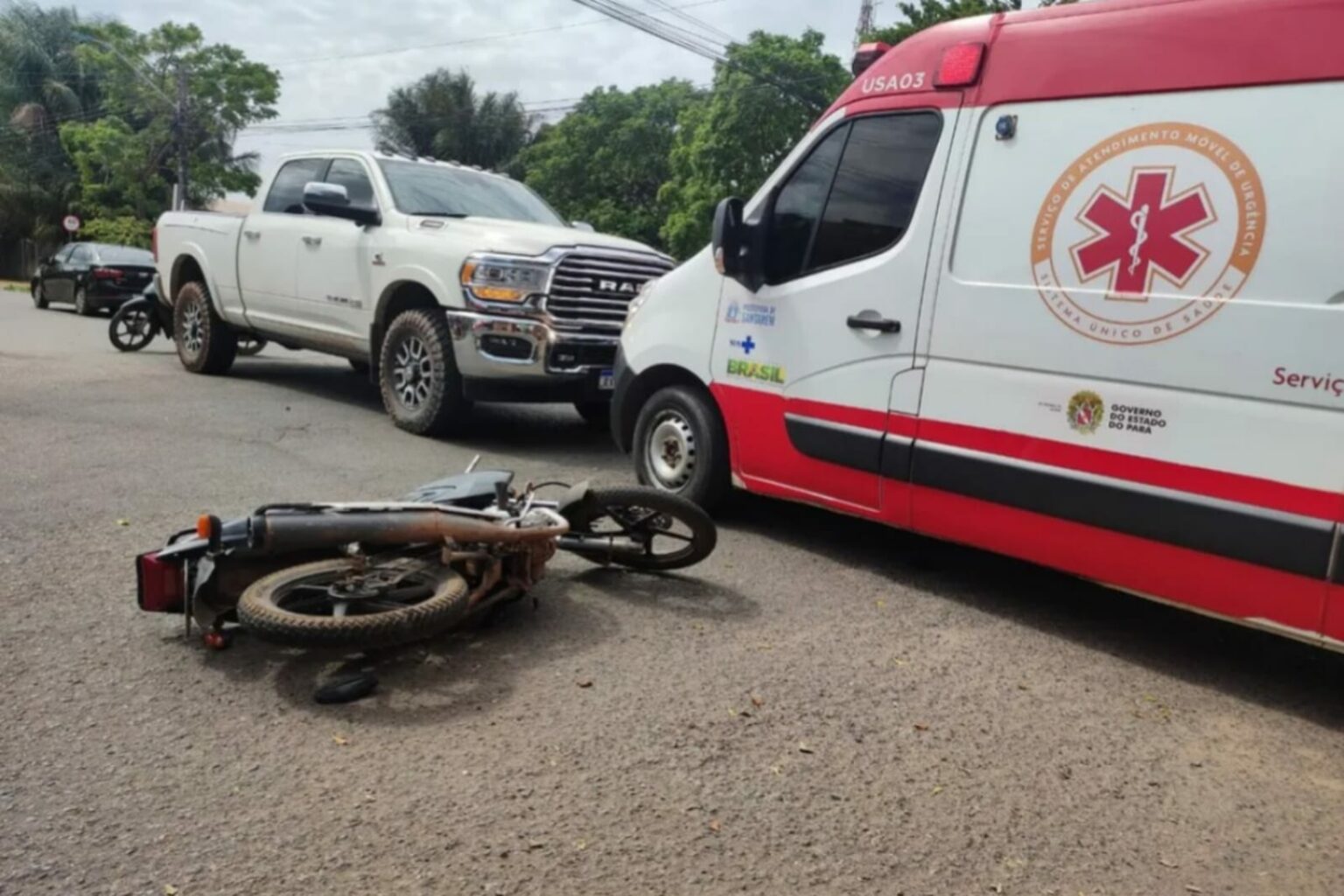 Caminhonete colide contra motos e deixa duas pessoas feridas em Santarém