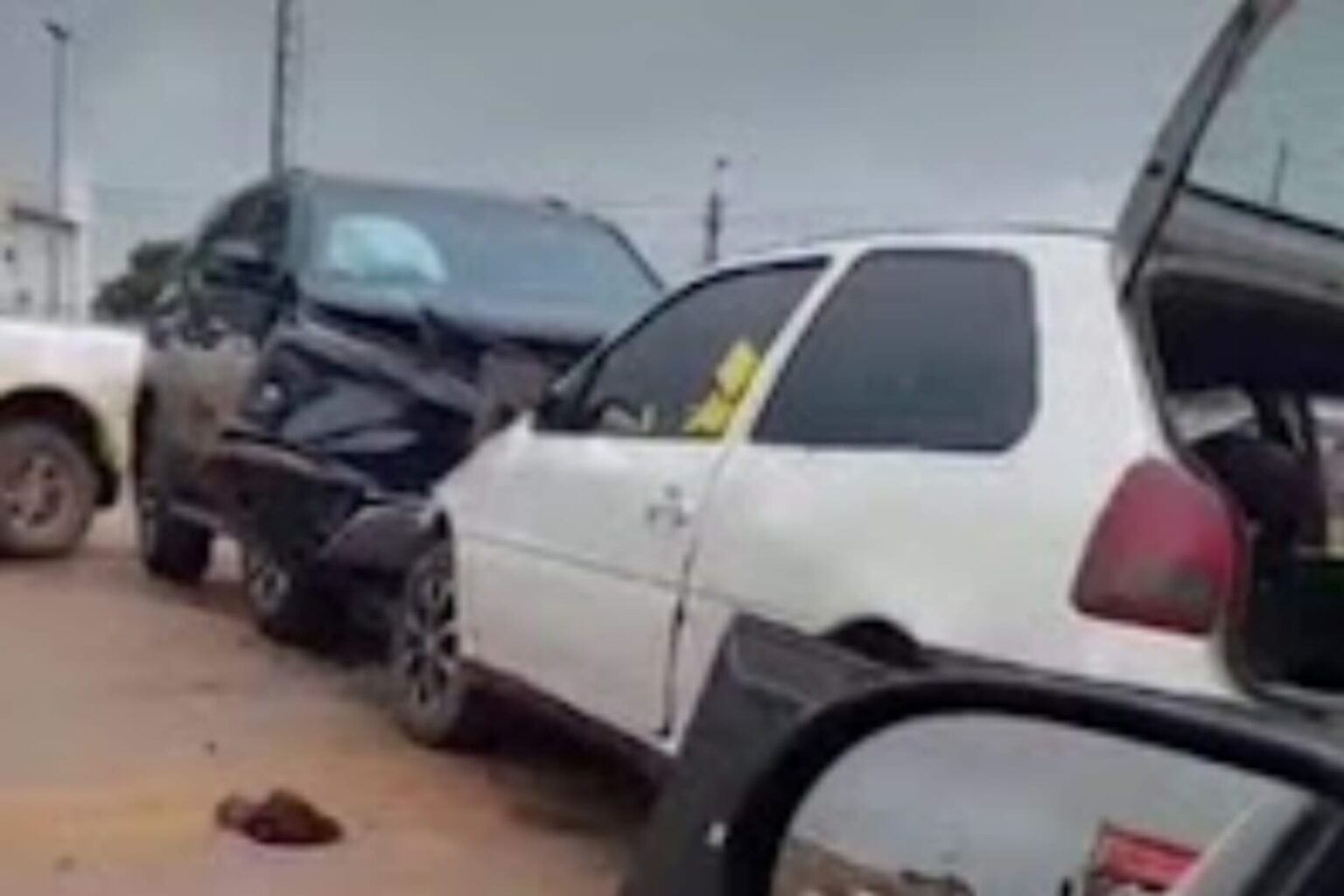 Colisão entre dois carros deixa ﻿mulher presa às ferragens em Redenção