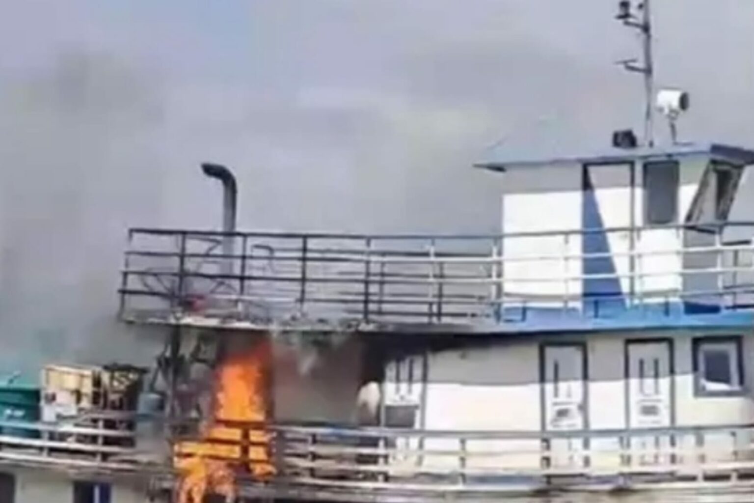 Rebocador pega fogo em porto do Marajó e assusta população