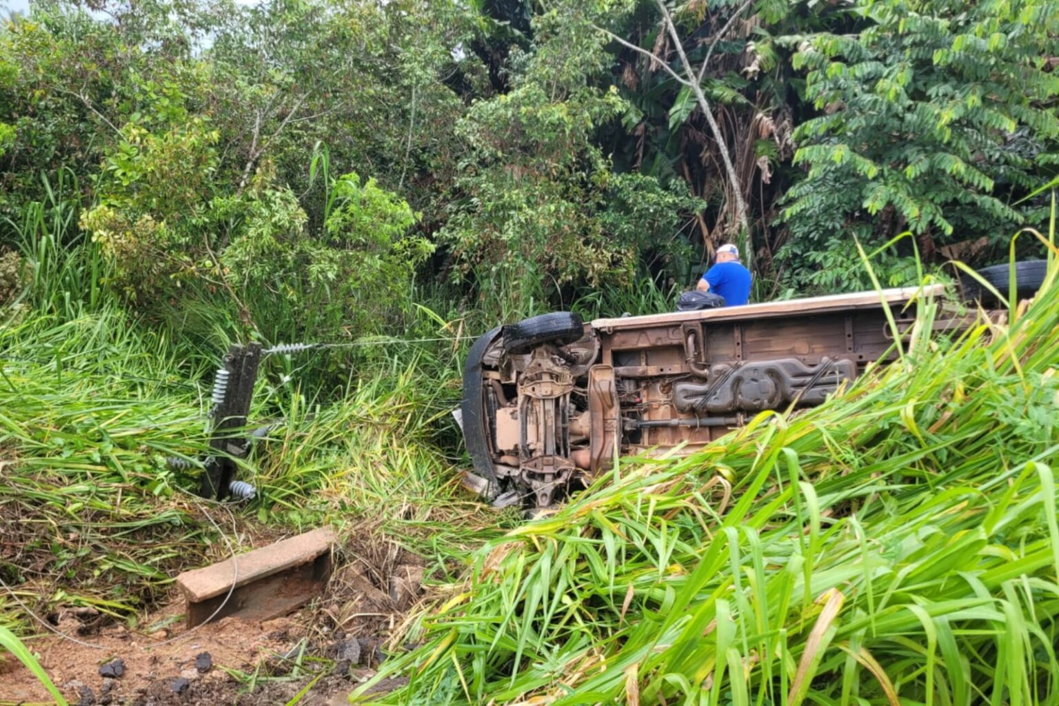 Ambulância com paciente atinge rede elétrica e tomba na PA-150