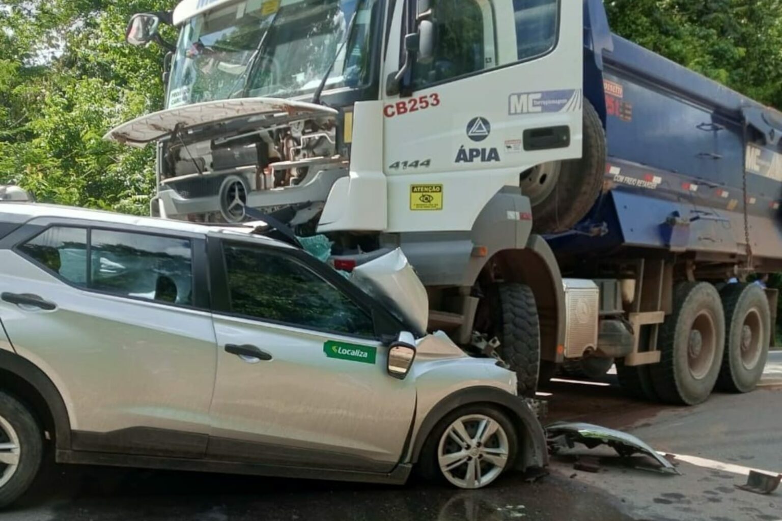 Colisão entre carro e caçamba deixa uma pessoa morta em Parauapebas