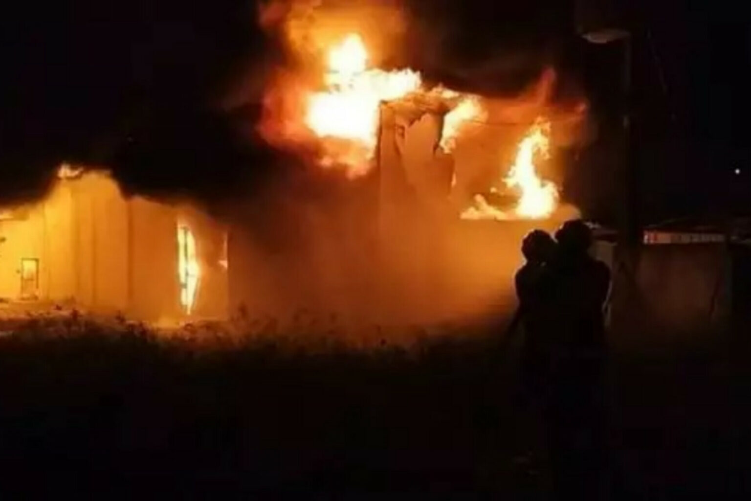 Incêndio de grandes proporções atinge fábrica no Pará