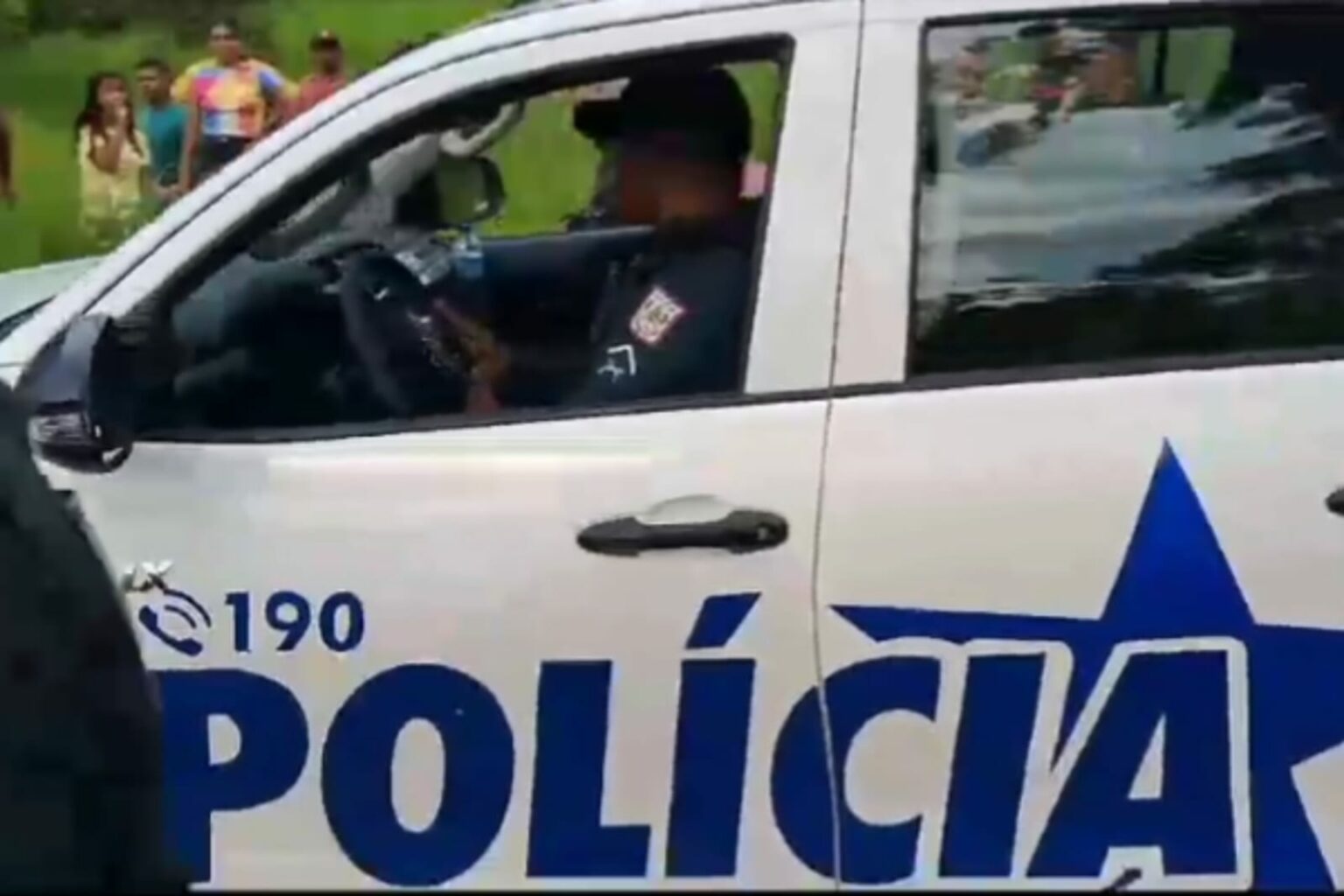 PM prende duas pessoas por queimar pneus e população se revolta em Parauapebas