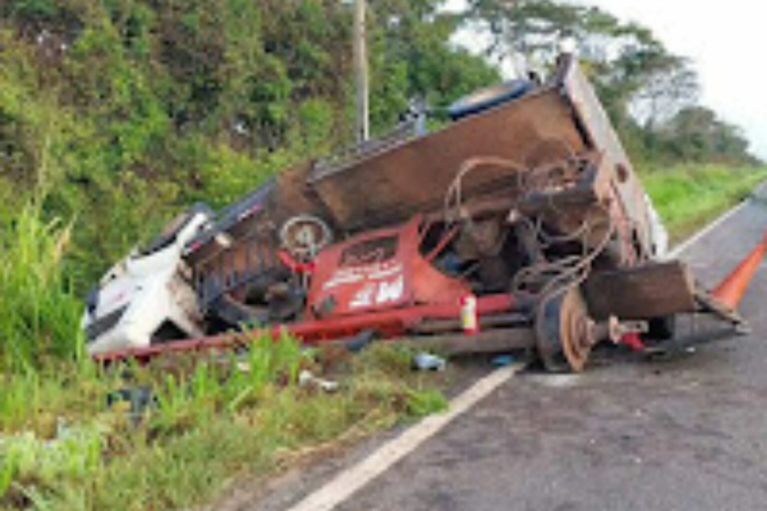 Motorista dorme ao volante e tomba caminhão na BR-155