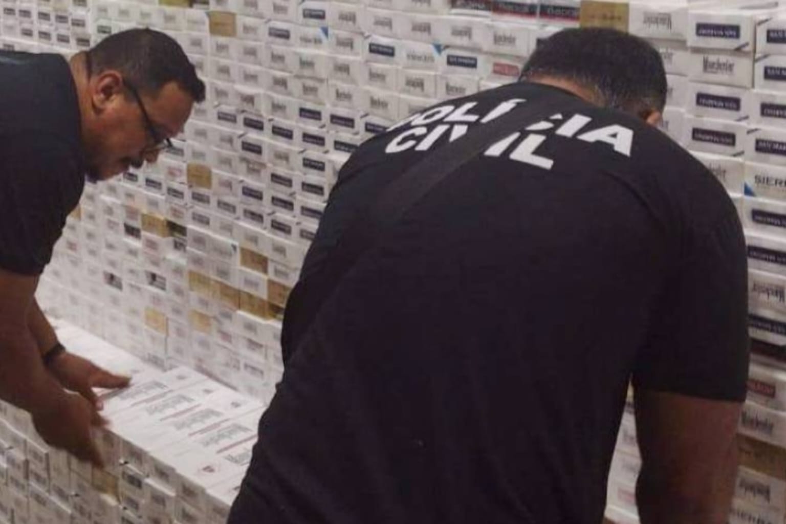 Policiais civis e militares apreendem 77 caixas de cigarros contrabandeados no Pará