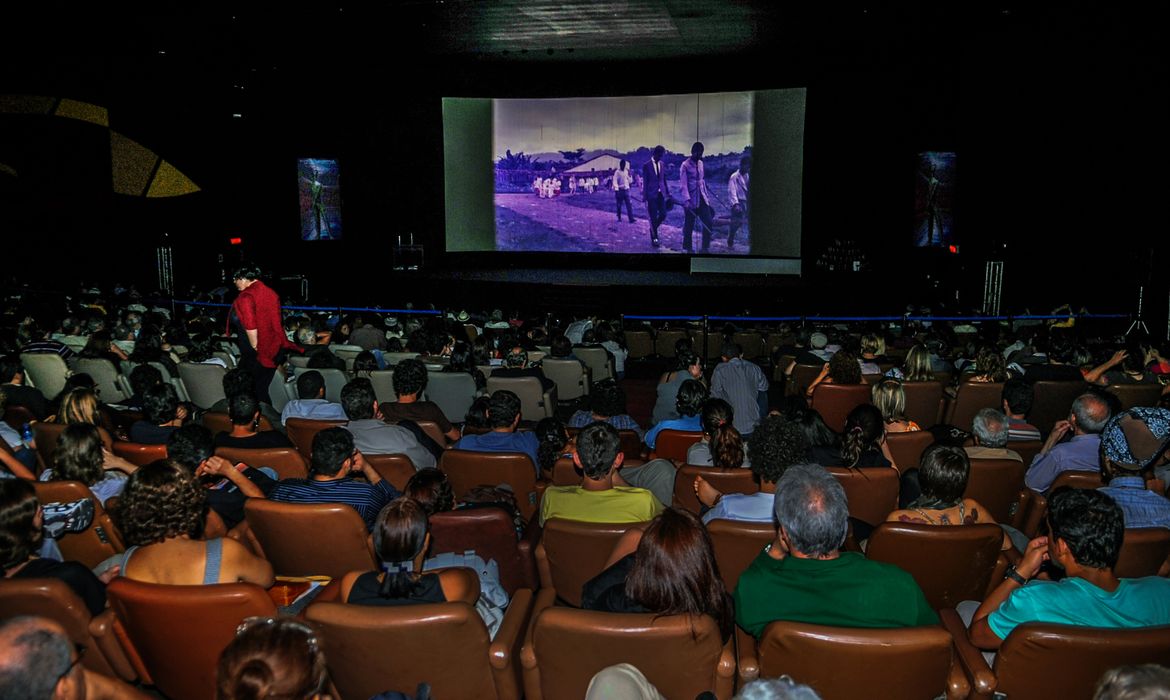 Lula sanciona leis para valorização de filmes e programas nacionais