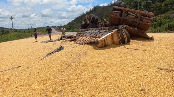 Carreta bitrem carregada de milho tomba em Novo Progresso