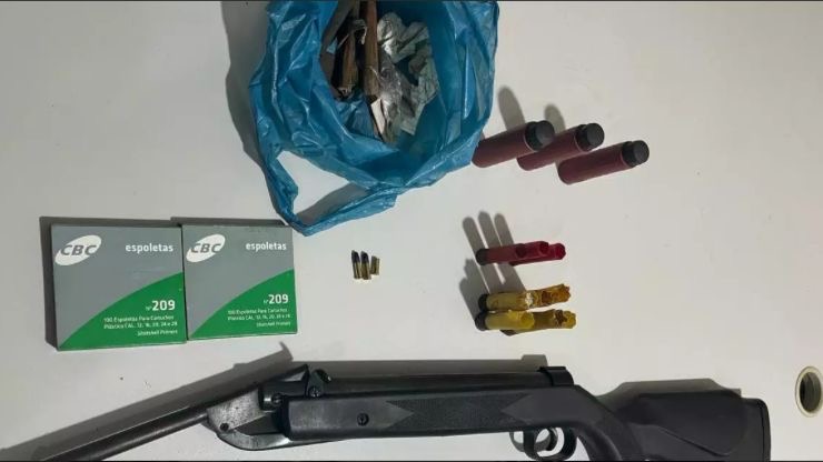 Arma de fogo e munições são apreendidas após homem ameaçar companheira no Pará