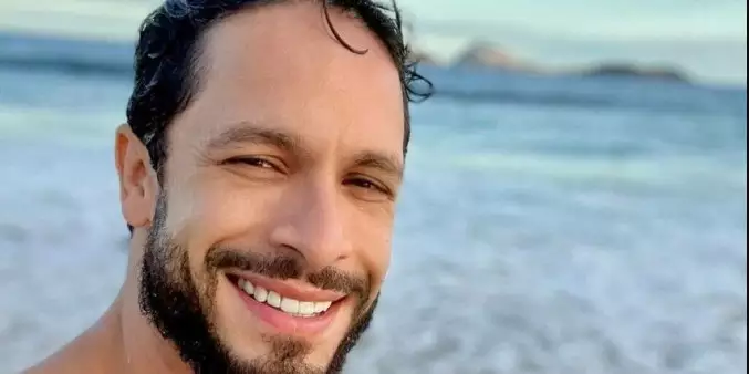 Rainer Cadete posta foto pelado para comemorar 3 milhões no Instagram