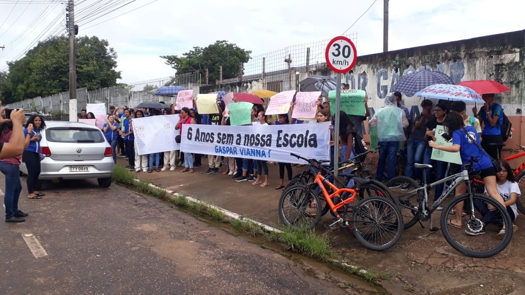 Alunos da Escola Gaspar Vianna protestam contra governo Helder Barbalho em Marabá