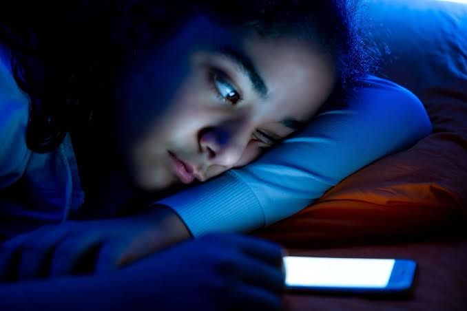 Entende como a luz azul das telas pode prejudicar a saúde dos olhos e do sono