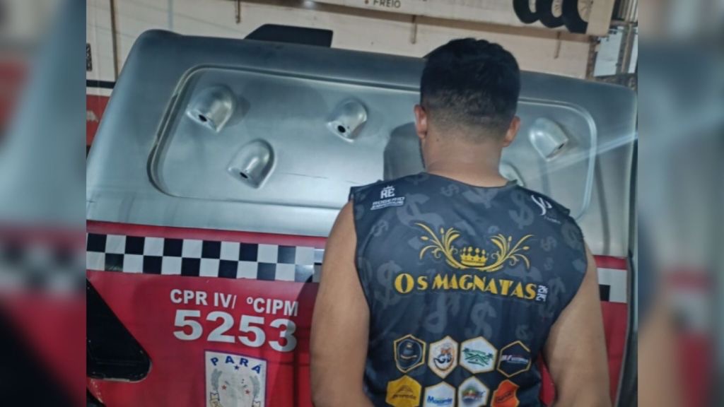 Suspeito de agredir mulher em Tailândia é preso em telhado de casa