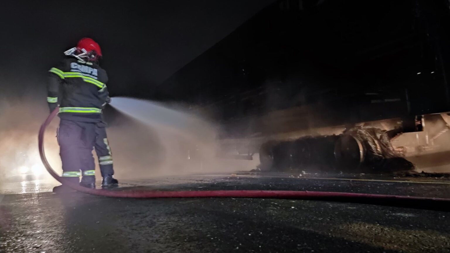 Vídeo: carreta pega fogo na BR-153, próximo a São Domingos do Araguaia