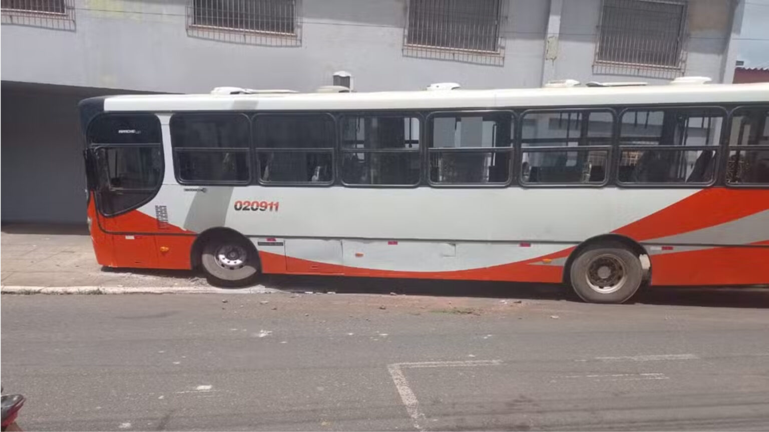 Motorista perde controle de ônibus, invade calçada e deixa uma pessoa ferida no Pará