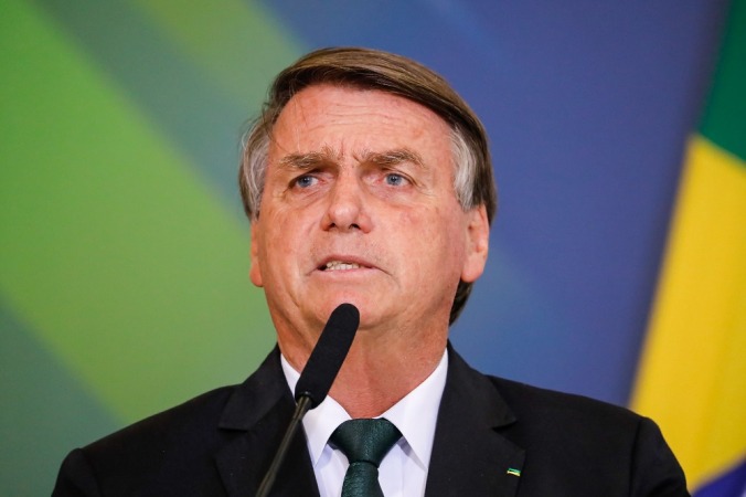 Bolsonaro é alvo de operação da PF e Moraes determina entrega de passaporte em 24 horas
