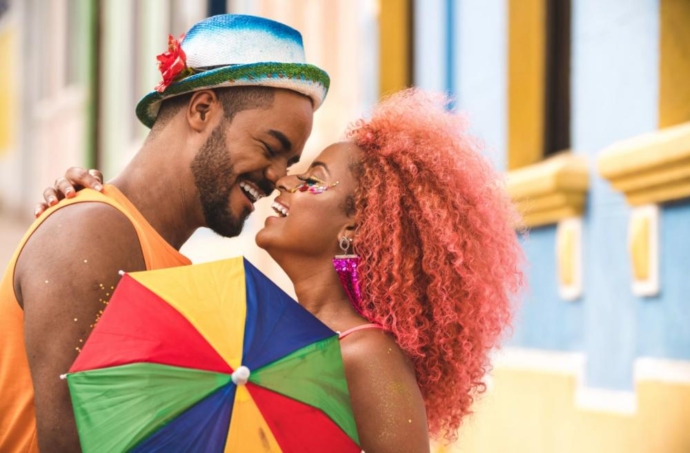 Brasileiros acham que beijar no Carnaval não é traição, revela pesquisa
