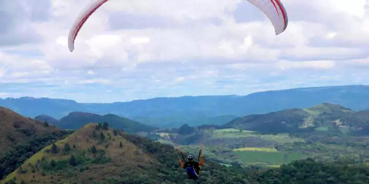 Piloto de parapente passa mal e salva adolescente antes de morrer em voo