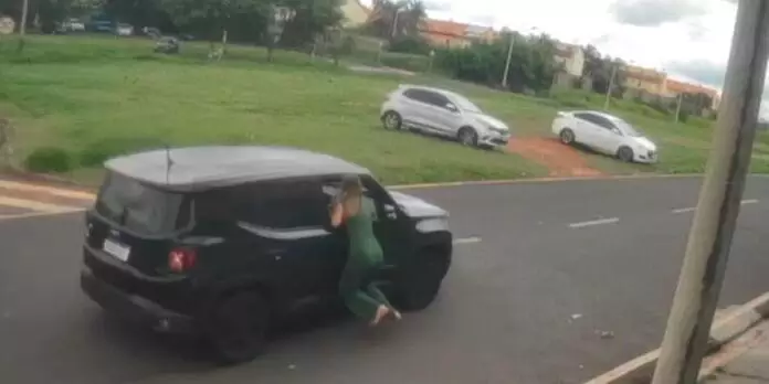 Mulher é arrastada por carro de cliente que não quis pagar por compra