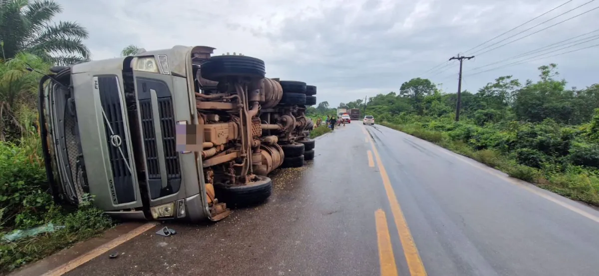 Carreta com soja tomba na PA-150 nesta terça-feira (20)