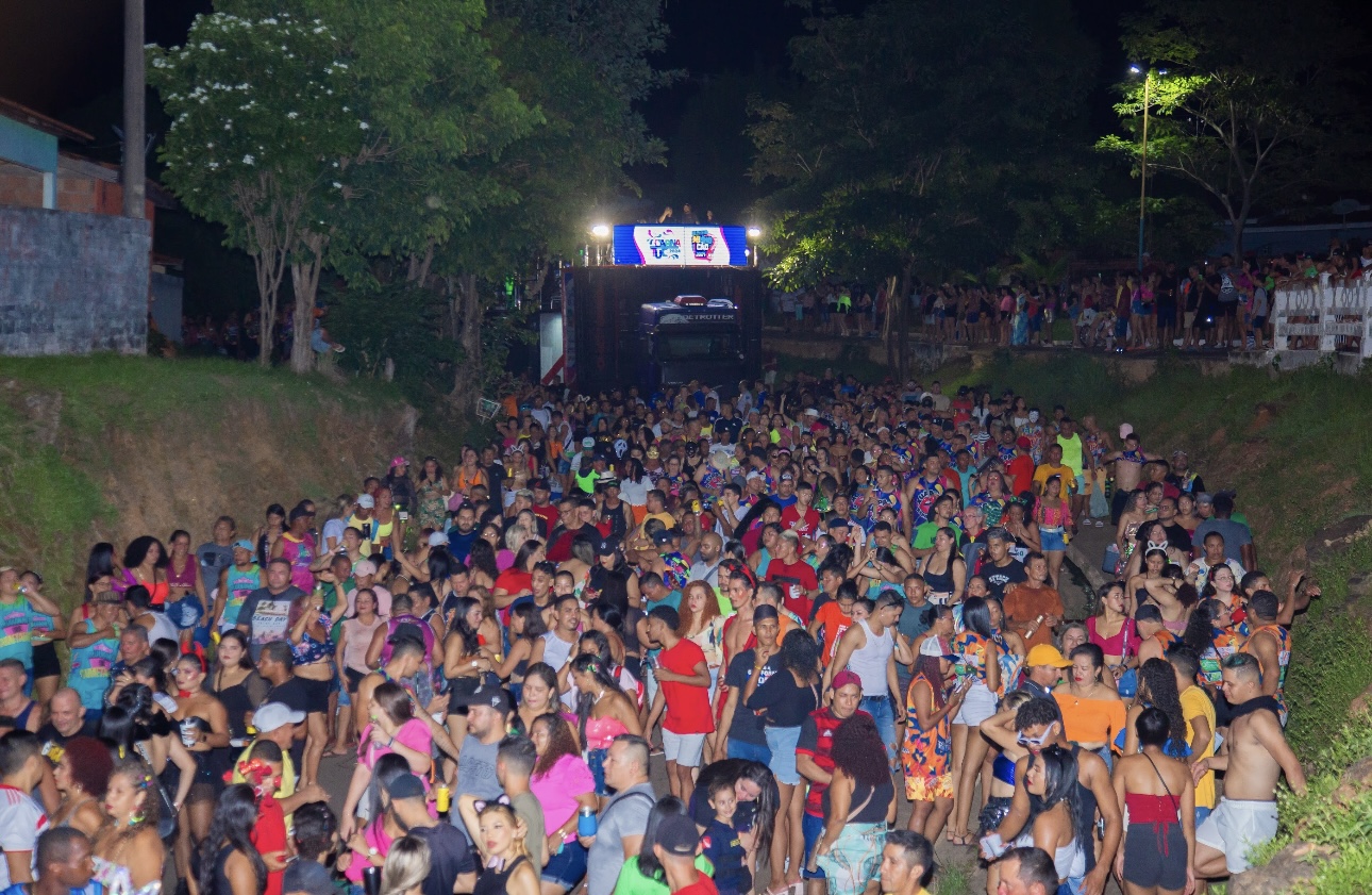 Foliões se divertem com o Bloco Minhocão no último domingo de pré-carnaval
