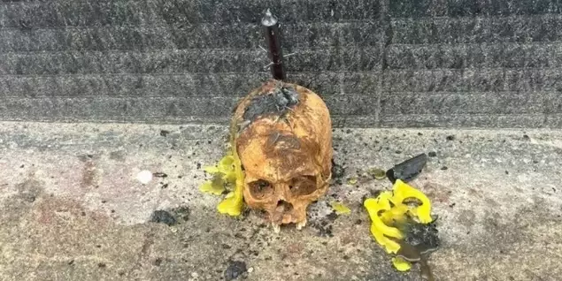 Mulher é presa por deixar crânio e velas em porta de loja após demissão