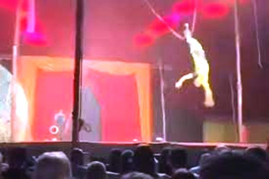 Vídeo: trapezista cai sobre plateia durante apresentação de circo