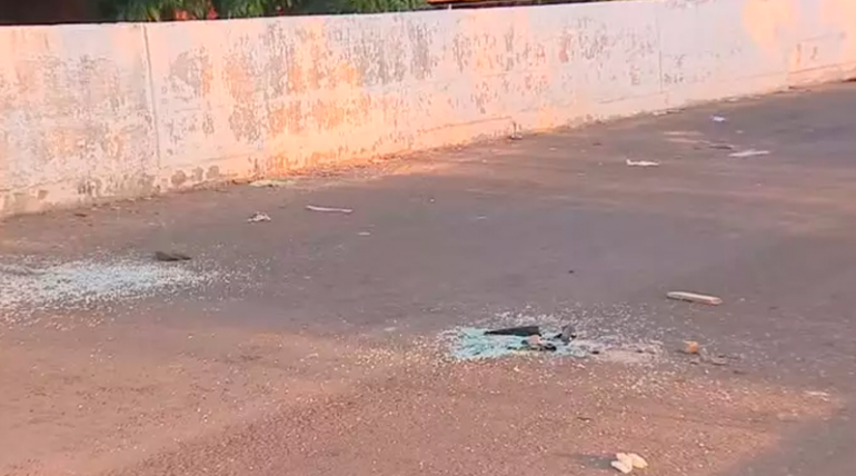 Homem joga filho de 11 meses de carro em movimento e atropela companheira