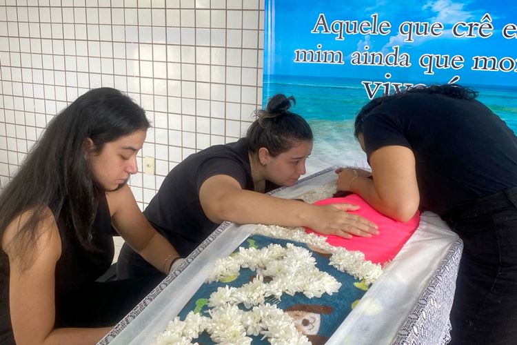 Família realiza velório e enterro para cadela em Minas Gerais