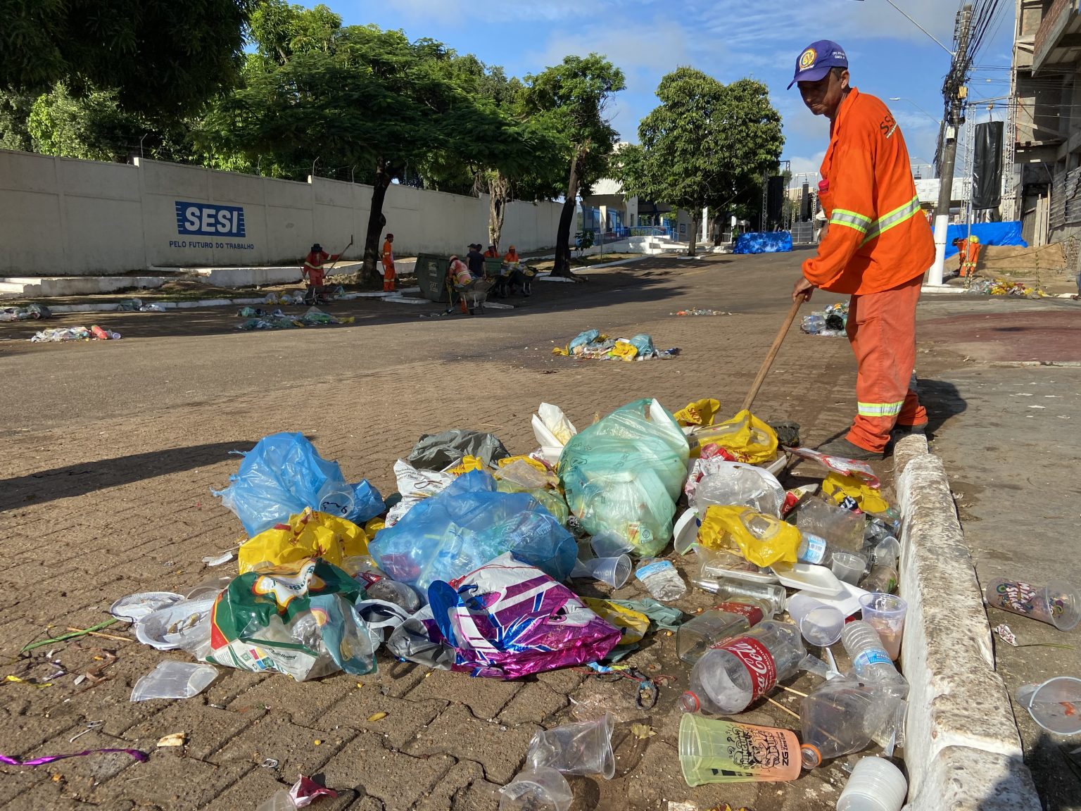 Trabalhadores da limpeza urbana recolhem lixo deixado por foliões nas ruas de Marabá