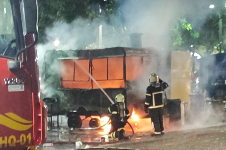 Lanchonete explode e fica em chamas em praça de lanches