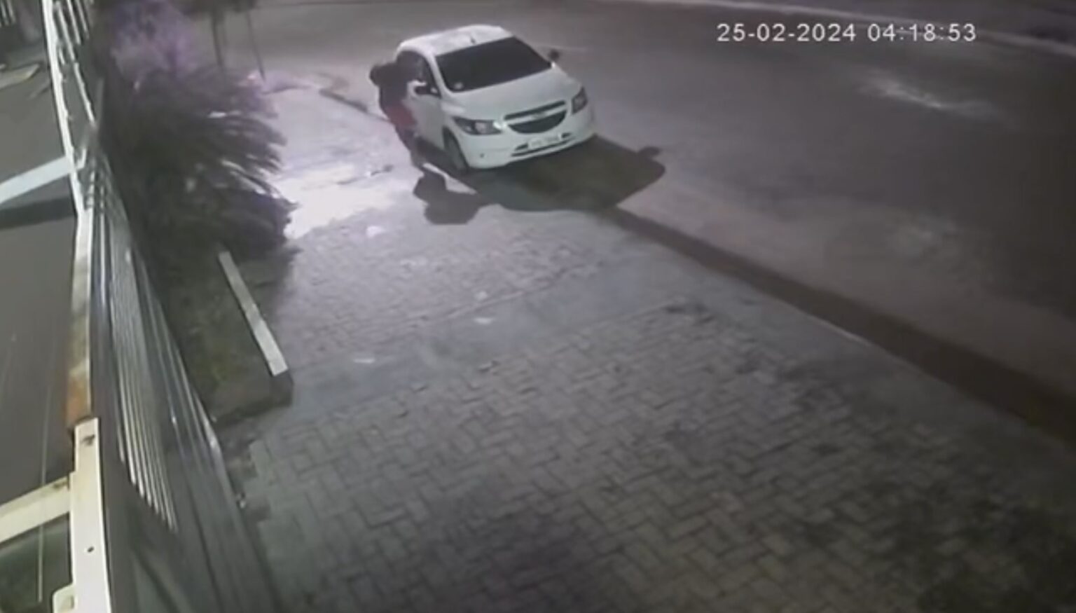 Ladrão quebra vidro de carro de policial civil e furta arma, algema e munições em Marabá