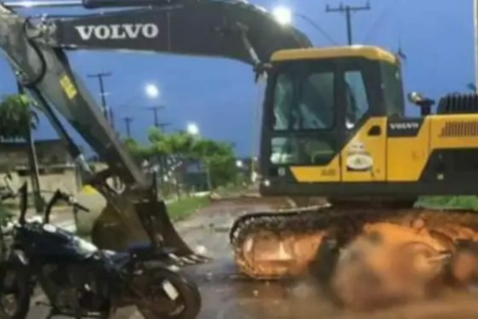 Motociclista morre ao colidir com escavadeira estacionada em Canaã dos Carajás